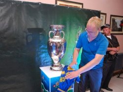 Кубок Евро-2012 привезли в Киев