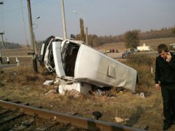 В Молдове маршрутка на переезде попала под локомотив: восемь человек погибли