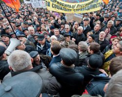 Количество протестующих под Кабмином чернобыльцев растет