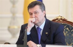 Янукович: В Украине скупают оружие, чтобы нападать на органы власти