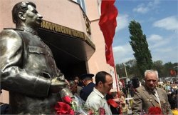 Коммунисты в Запорожье открыли новый памятник Сталину в стеклянной будке