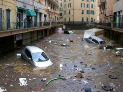 В Генуе объявили режим ЧП: портовый город заливает, вода сносит автомобили, есть жертвы