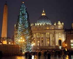 Янукович лично подарит елку папе римскому