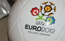 На въездах в Киев установят гигантские футбольные мячи