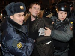 В центре Москвы задержаны более 100 активистов оппозиции