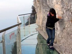 Китайцы построили невидимый мост в горах на высоте 2 км