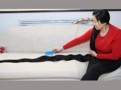 Китаянка 14 лет не обрезала свои волосы - их длина уже достигает 2,4 метра