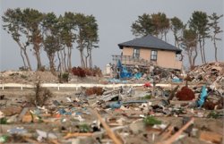 Японский мусор, смытый цунами, доплыл до берегов Канады и США