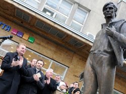 Во Львове за деньги Вакарчука открыли памятник композитору Ивасюку
