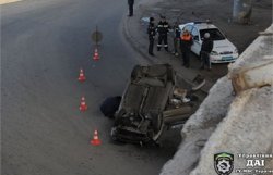 В Киеве с Южного моста упал автомобиль