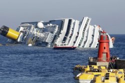 Лайнер Costa Concordia сел на мель в Средиземном море. Восемь человек погибли, корабль тонет