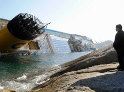Cудно "Costa Concordia" погрузилось правым боком на дно. В катастрофе 3 человек погибли, 50 ранены, 70 пропали