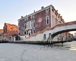 В Венеции сильный мороз сковал льдом каналы