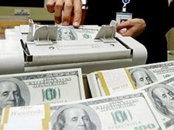Нацбанк в январе потратил на поддержку гривни почти 900 млн долларов