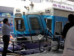 В Буэнос-Айресе поезд с пассажирами врезался в перрон: сотни пострадавших, есть погибшие