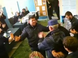 Кадыров станцевал лезгинку на избирательном участке