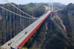 В Китае открылся самый длинный в мире мост через ущелье