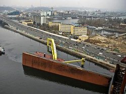 Знаменитый кран "Захарий" уплывёт из Киева на ремонт