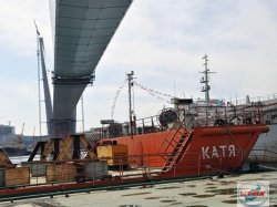 Во Владивостоке на высоте 65 метров сомкнули мост, строящийся к саммиту АТЭС