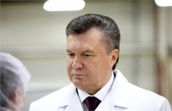 Янукович посетил в больнице пострадавших от взрыва детей