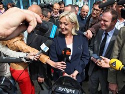 В первом туре парламентских выборов во Франции побеждают левые партии
