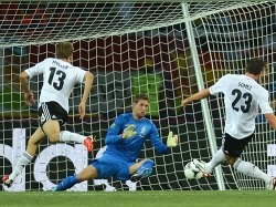Немцы одержали вторую победу на Евро-2012 и вышли в лидеры "группы смерти"