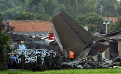 Число погибших в результате крушения самолета ВВС в Индонезии возросло до 9 человек