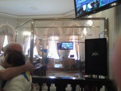 Для Тимошенко установили стеклянный бокс и начали суд