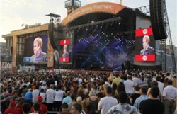 Концерт Элтона Джона и Queen на Майдане собрал более 100 тысяч зрителей