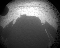 Зонд Curiosity передал первые снимки поверхности Марса