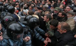 В Николаевской области Украины развернулись бои между спецназом и сторонниками оппозиции