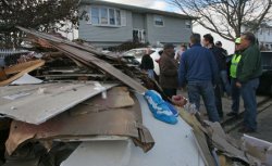 Власти Нью-Йорка обеспечат временным жильем 30-40 тысяч человек, чьи дома разрушил ураган "Сэнди"