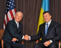 Вице-президент США выразил Януковичу обеспокоенность выборами