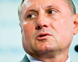 Ефремов не исключает увольнения Азарова