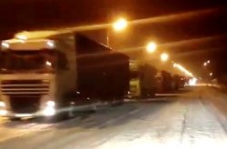Автомобилисты в России выбираются из пробки, в которой из-за снега стояли три дня