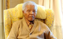Госпитализированный Нельсон Мандела чувствует себя хорошо, заявила министр обороны ЮАР
