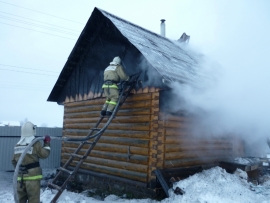 Горящую баню 12 человек потушили быстро