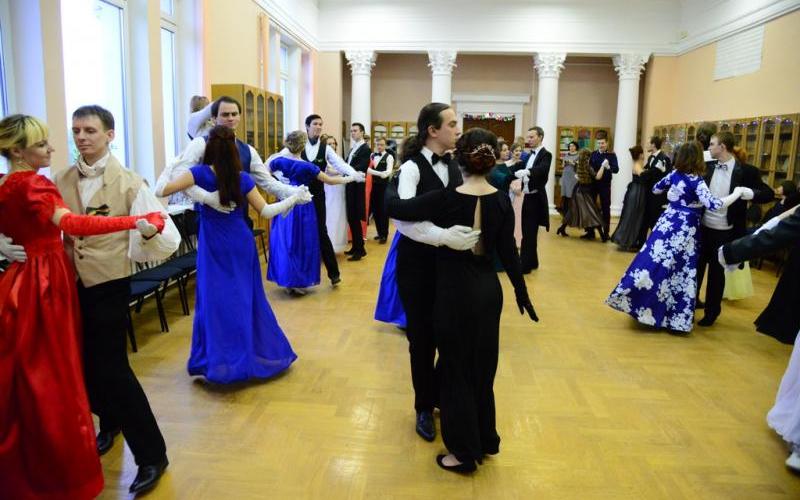 Танцоры из разных городов встретились на Рождественском балу в Брянске