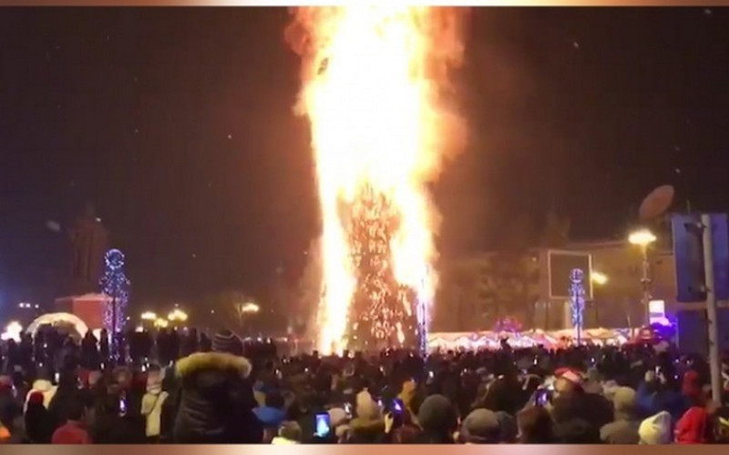 В Южно-Сахалинске на главной площади сгорела 25-метровая новогодняя ель