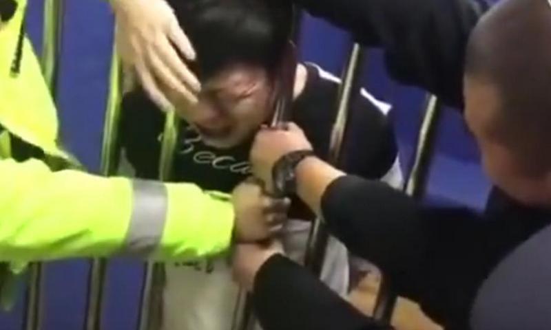 Видео: заключенный просунул голову в решетку, застрял и разрыдался
