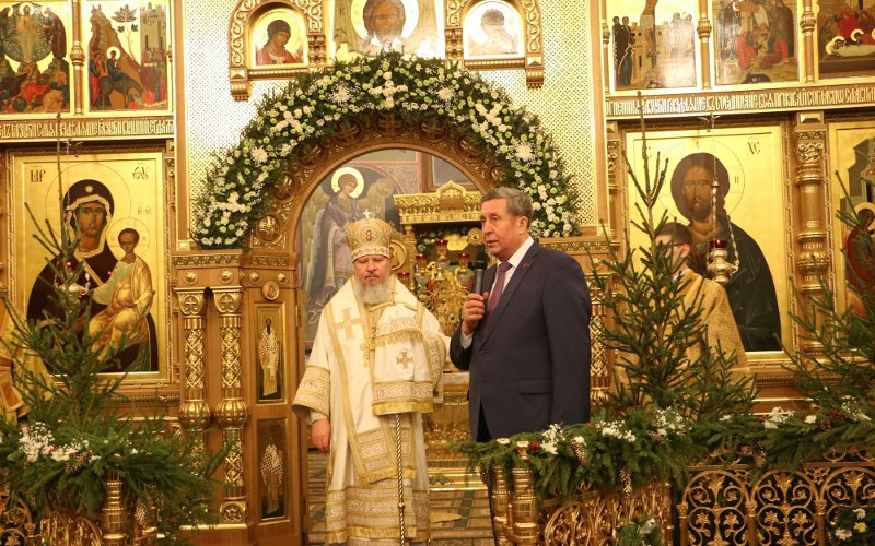 В Соборе митрополит и председатель Думы обменялись белыми розами