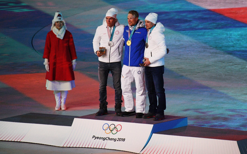 Глава МОК Томас Бах вручил брянскому лыжнику Большунову серебряную медаль