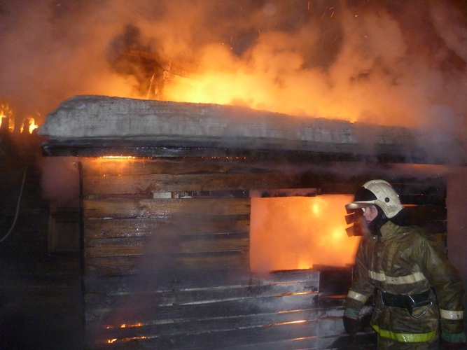 Сегодня в Фокинском районе Брянска рано утром загорелась баня