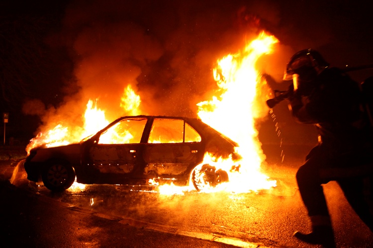 Сегодня ночью в Брянске горел автомобиль