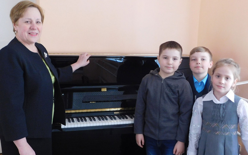 Брянские школы искусств получили новые фортепиано