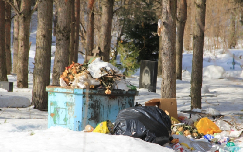 Клетнянским чиновникам пригрозили штрафами за мусор на кладбищах