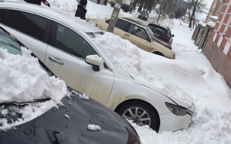 В Клинцах сошедшая с крыши снежная лавина разбила три автомобиля