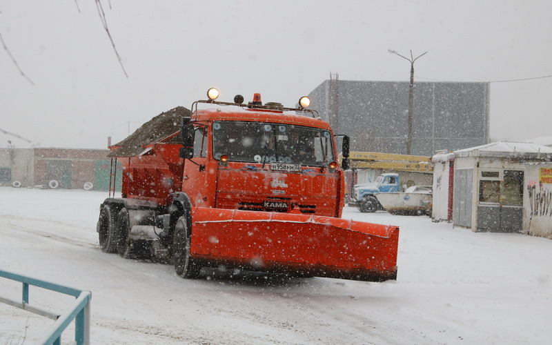 Снег на улицах Брянска убирают 75 машин