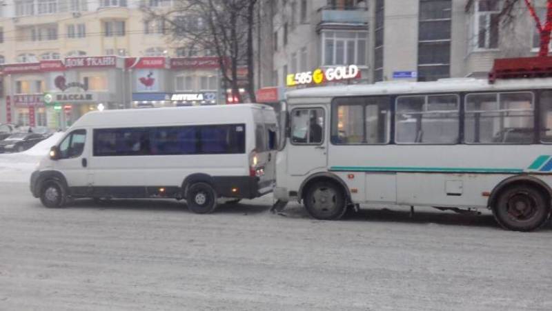 В Бежицком районе Брянска автобус выехал в маршрутку