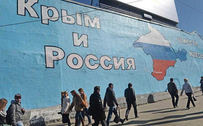 Лишь три процента россиян не одобряют решение о воссоединении с Крымом